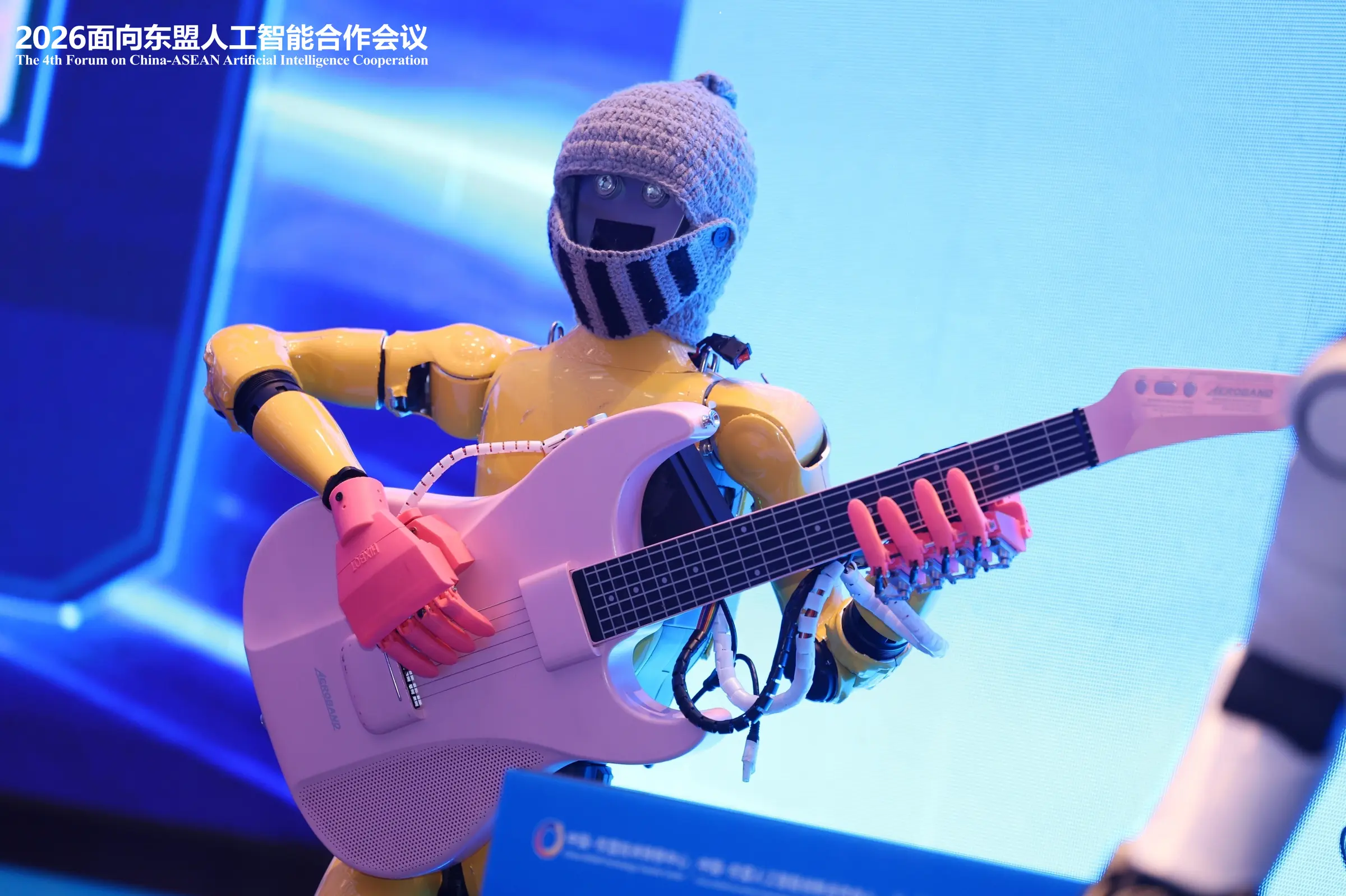 黄色吉他机器人小黄与吉他及演奏装置近景