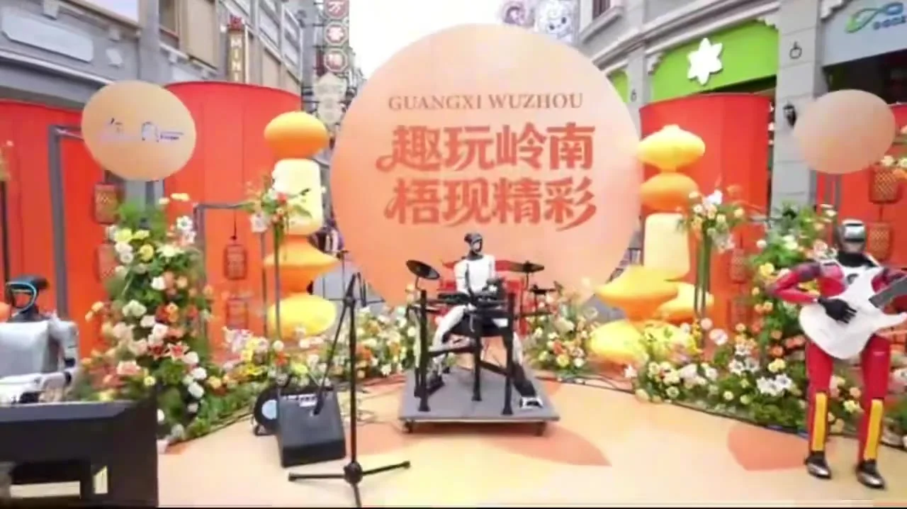 广西梧州骑楼城夜间机器人音乐会舞台现场视频画面
